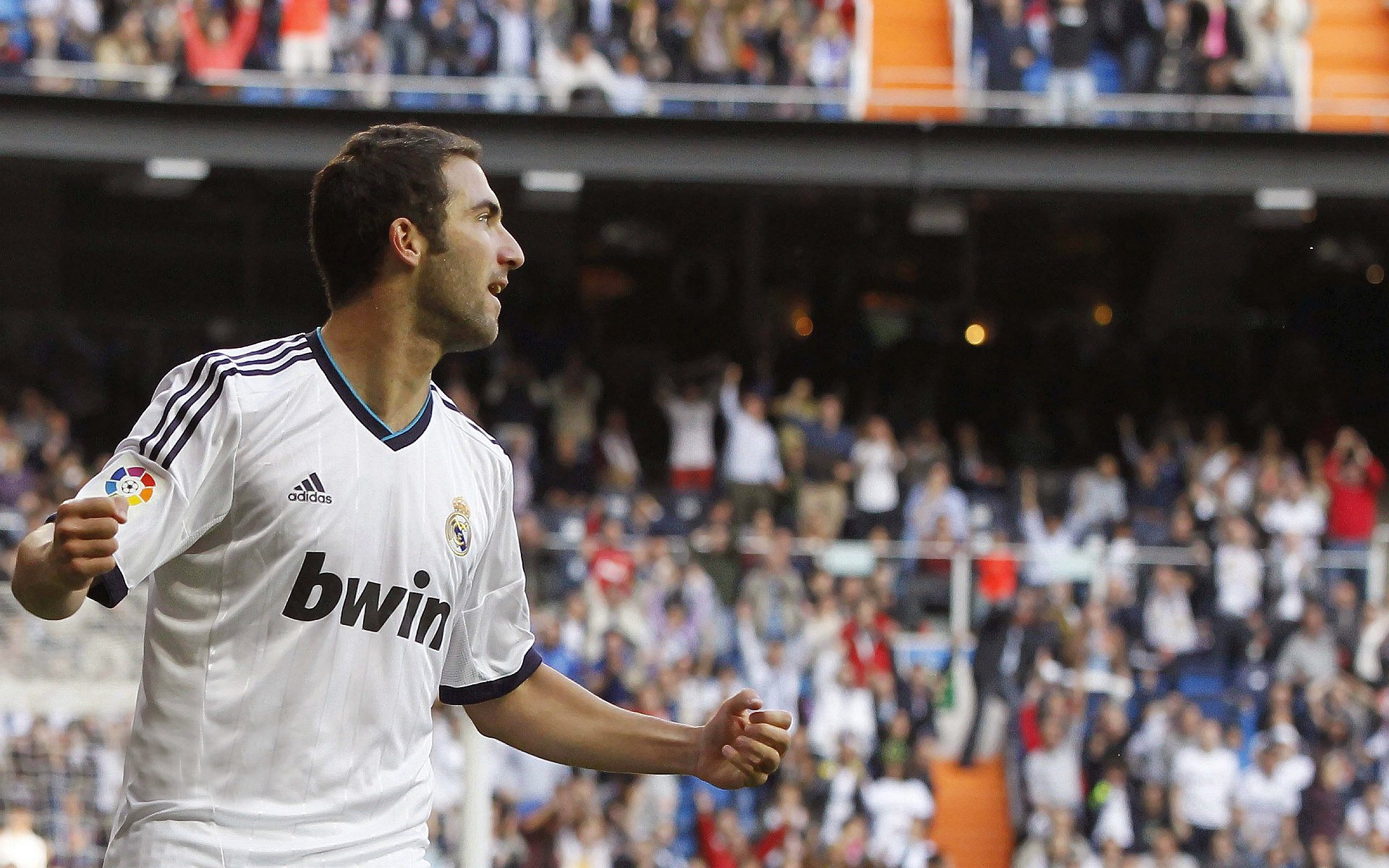 中场站位分层是否影响后场出球线路选择，中场分几种