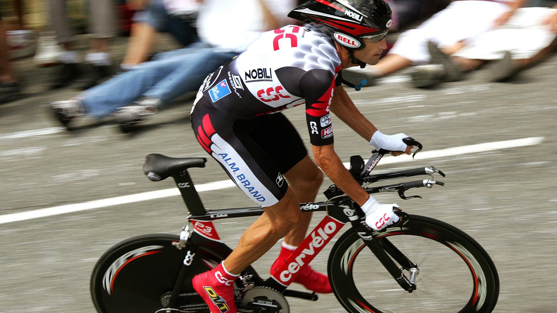 国王助教亲自参与投篮训练指导动作,国王助理教练